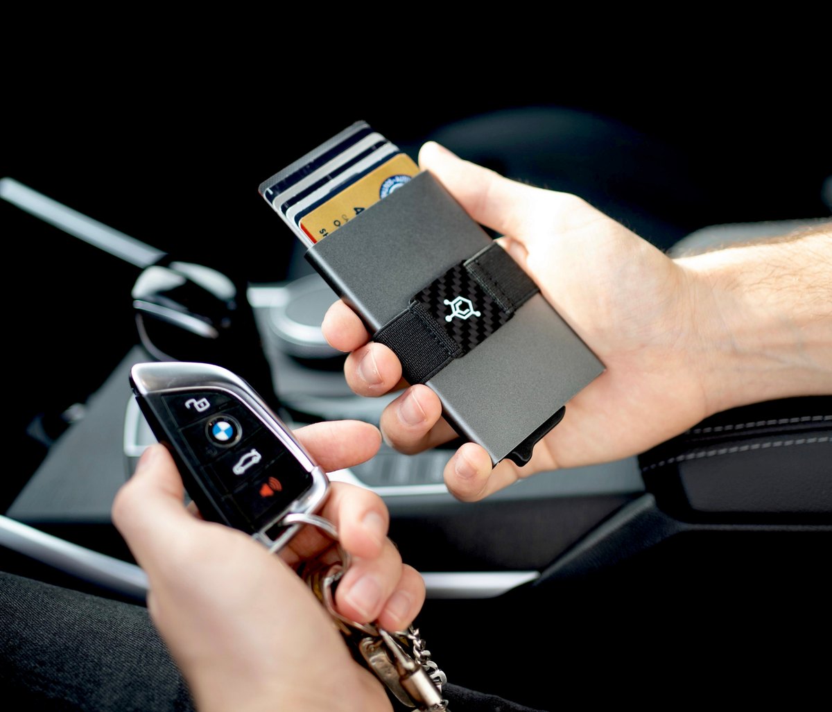 The Code 118 wallet's pop-up mechanism fanning out cards next to a car key