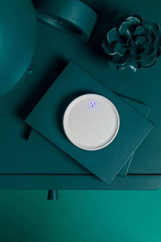 Top view of the Dodow breathing light with its blue guide light active