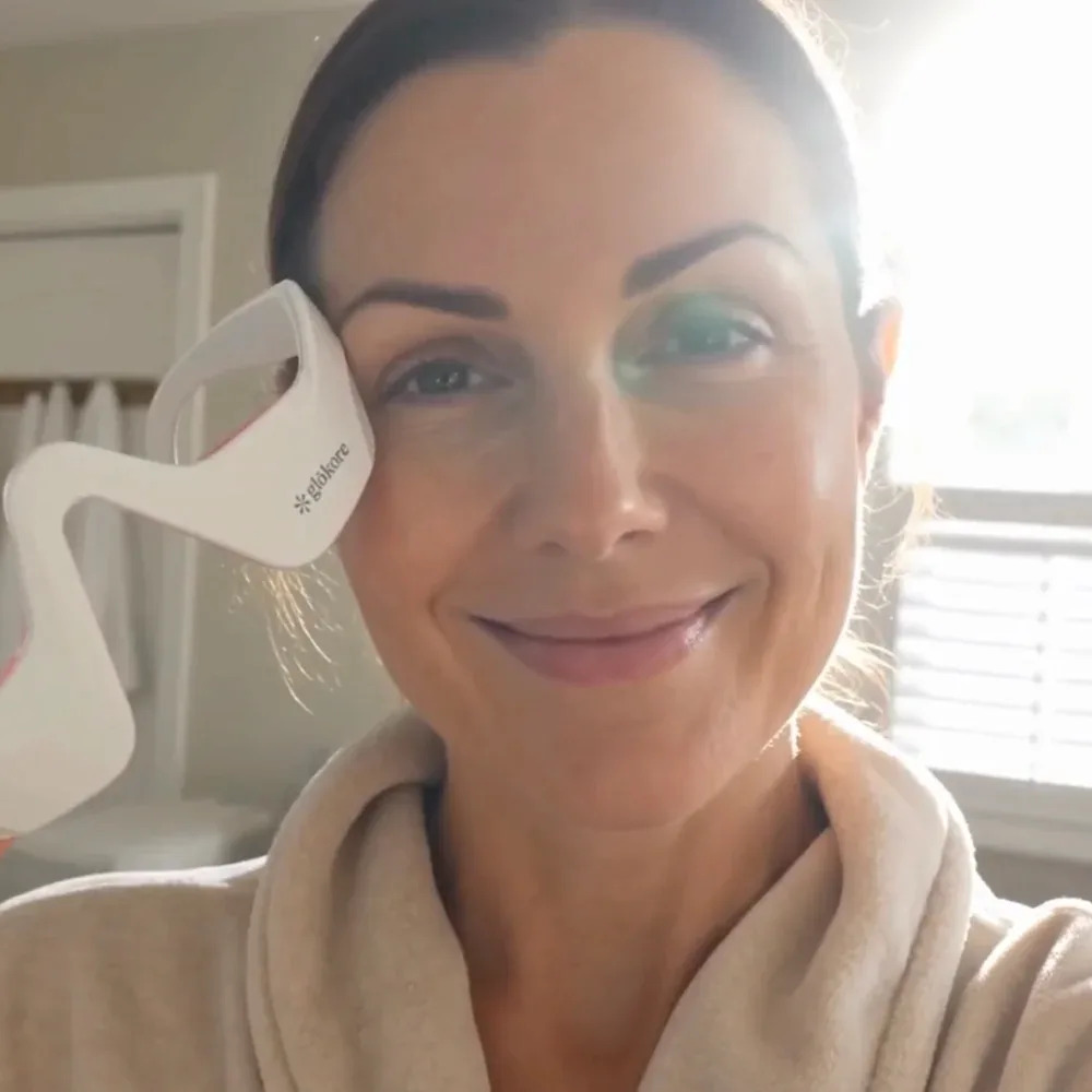 Woman using the Glokore EyeRenew Pro therapy glasses at home