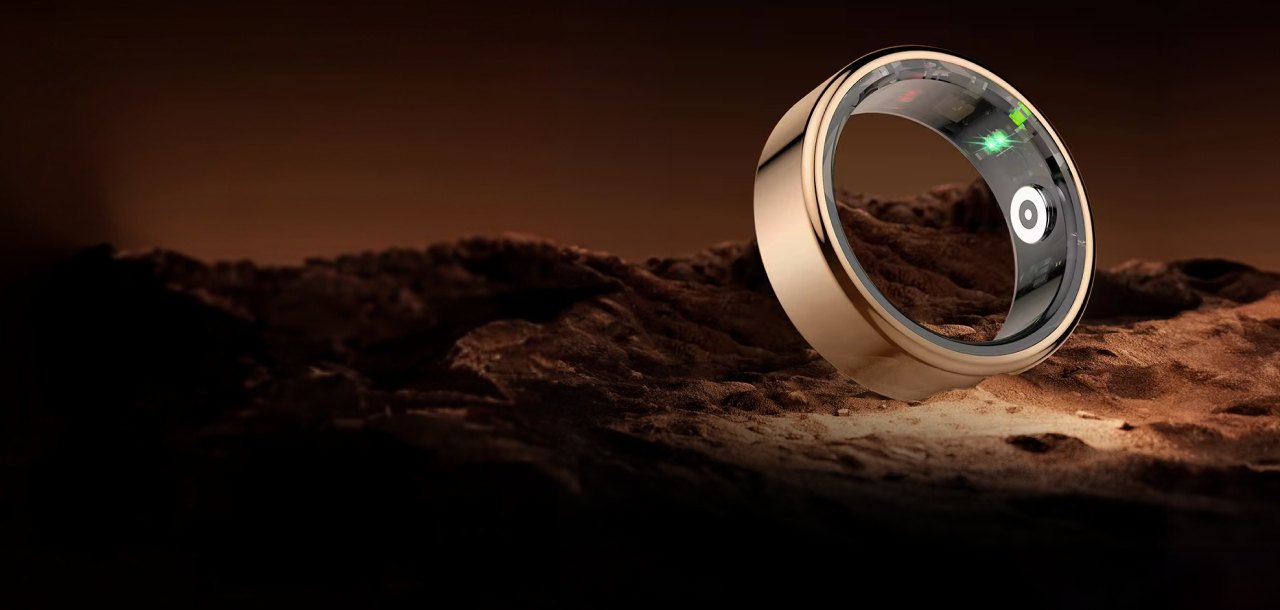 The Herz P1 Smart Ring showing its inner heart-rate and SpO2 sensor array with the green LEDs lit
